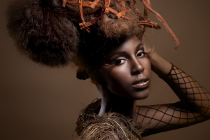 Makeup Artist. Model im Afrolook und Haarschmuck.
