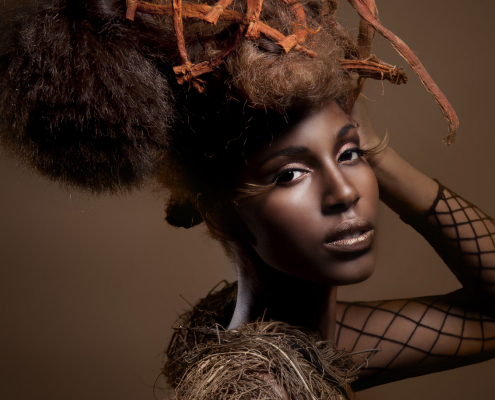 Makeup Artist. Model im Afrolook und Haarschmuck.