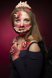 Workshop Halloween Maske. Wunden und schiefe Zähne am Körper.