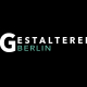 Logo der Gestalterei Berlin. Weißer türkiser Schriftzug auf schwarzem Hintergrund.