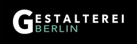 Logo der Gestalterei Berlin. Weiße und türkise Schrift auf schwarzem Hintergrund.
