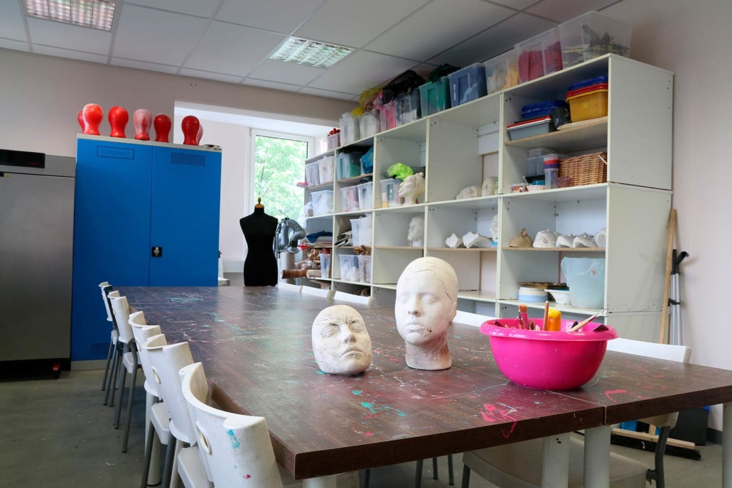 Praxisraum der Maskenbildner - unser Atelier an der Gestalterei Berlin. Hier werden Perücken geknüpft, Masken erstellt und sich kreativ entfaltet.
